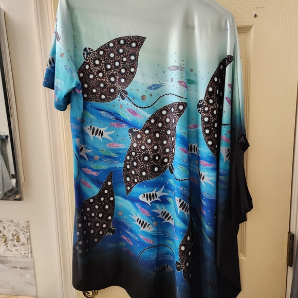 Spotted Manta Rays Super Drape Top - Picture 4 of 9